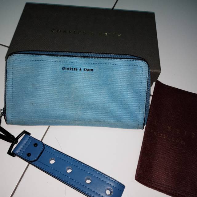 Dompet Charles and Keith