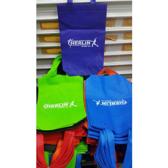

( 25X35X8 ) Goodie Bag / Tas Kain Spunbond Standing Polos Berkualitas
