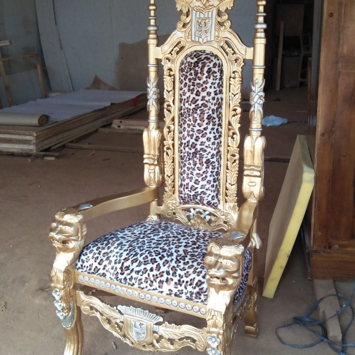 kursi raja singa bahan kayu jati finishing gold jok motif leopard