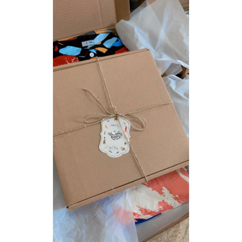 

box hampers +pita + kartu ucapan