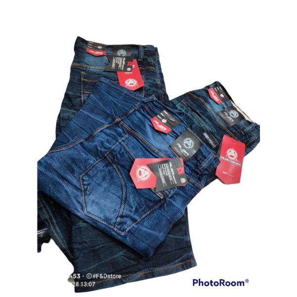 celana pendek jeans motif pria~pecah beling