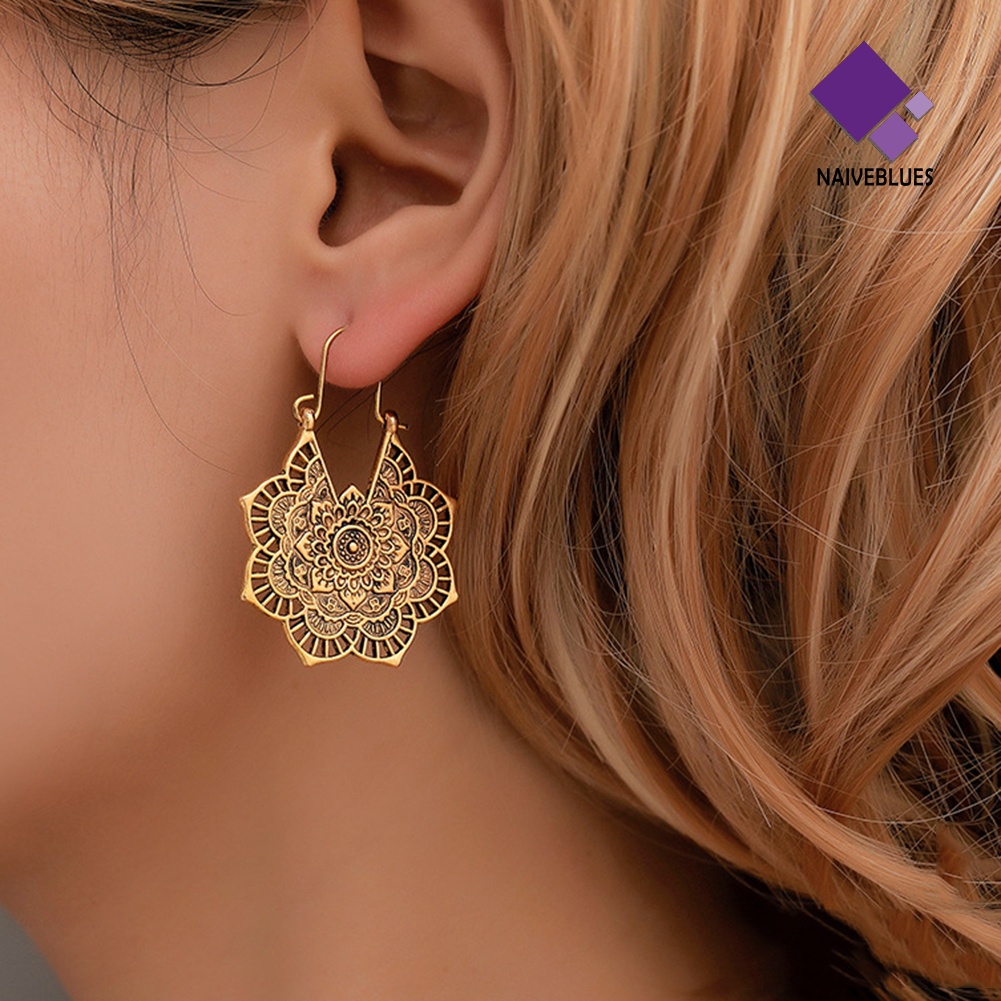 Anting Leverback Desain Ukiran Bunga Hollow Out Gaya Vintage Untuk Wanita