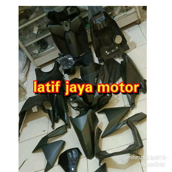 cover body vario 150 hitam doff .
