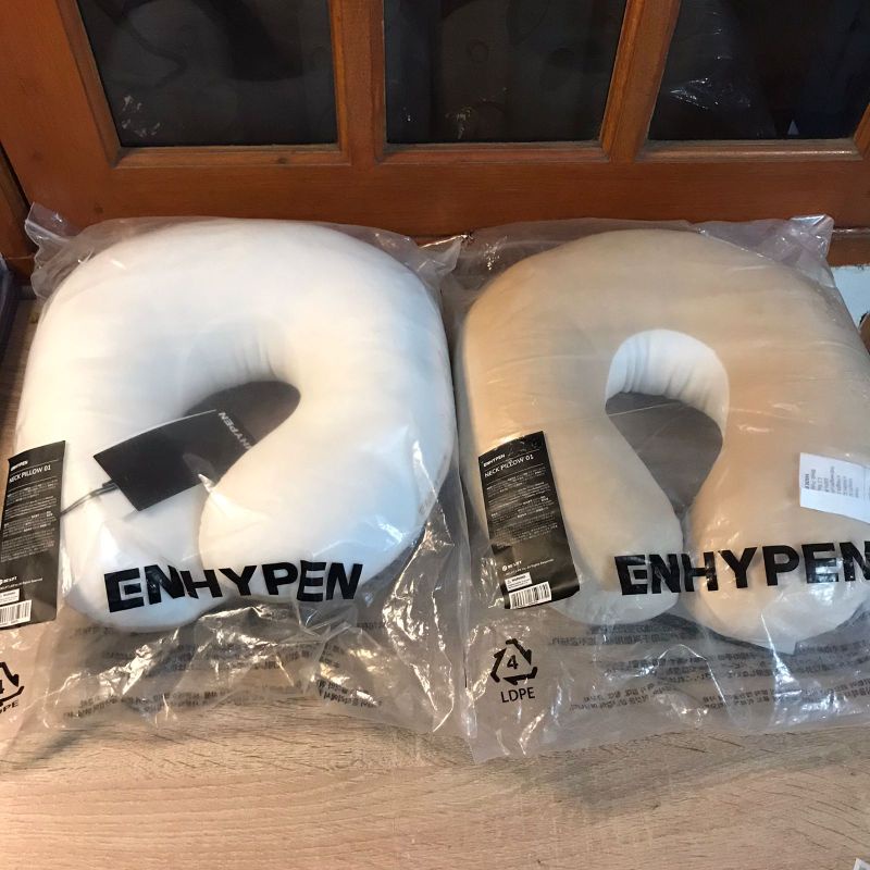 [OFFICIAL] Neck pillow enhypen ready stock sealed WHITE i-land uniform bdo