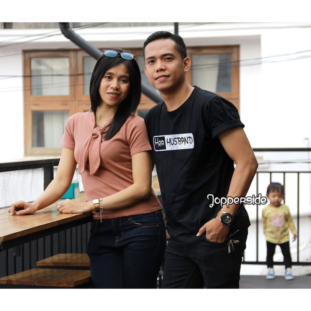 JOPPERSIDE TSHIRT KAOS DISTRO HER HUSBAND HERHUSBAND PRIA ORIGINAL PREMIUM TS27