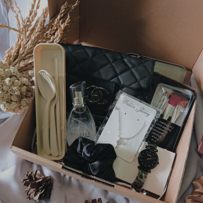 

Gift Box Cewe | Kado Ulangtahun Wisuda Anniversary Valentine Cewe Lebaran