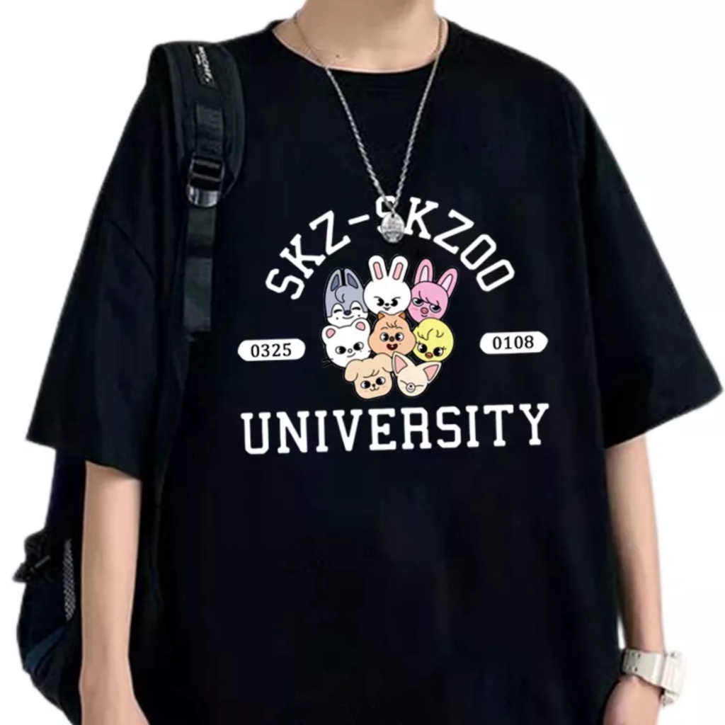 Kaos KPop Stray Kids Skz Skzoo University Oversize Kaos Stray Kids Lengan Pendek Distric Logo Unlock Lee Know Bang Chan Baju Stray Kids Lengan Panjang Oversize Murah T shirt Stray Kids Pria Ori T-shirt All Member Stray Kids Kpop Murah Wego Jumbo XXL