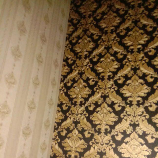 Wallpaper Dinding Klasik Hitam Merah Aksen Gold Eksklusif