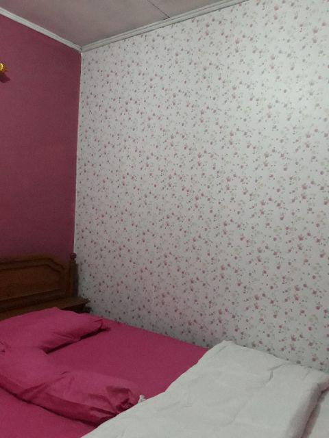 Grosir Murah -wallpaper Sticker Dinding Putih Bunga Mawar Pink Krem Berdaun 10 Meter