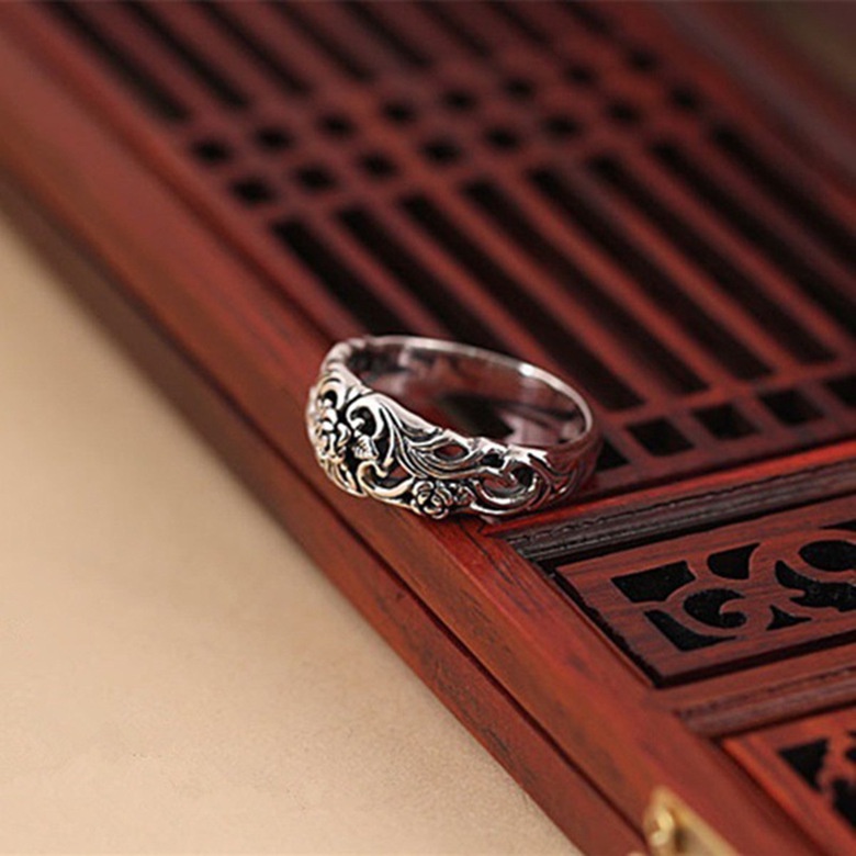 Cincin Desain Mawar Hitam Bahan Stainless Steel Warna Silver Gaya Vintage Untuk Hari Valentine