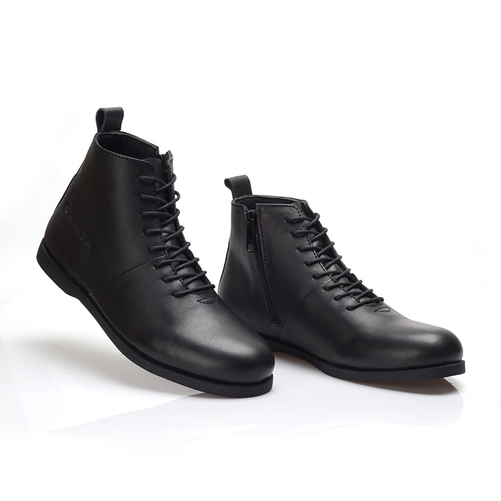 SVERKER BLACK ORIGINAL x GREATA Sepatu Kulit Sapi Asli Pria Boots Full Hitam Tali Casual Semi Formal Vintage Klasik Jalan Hangout Kuliah Kerja Kantor Resleting Zipper Classic Boot Genuine Leather Shoes Motor Bikers Touring Footwear Keren Terbaru Kekinian