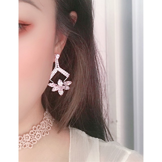 LRC Anting Tusuk Fashion White Alloy Flower Crystal Diamond Gemstone Earrings D28730