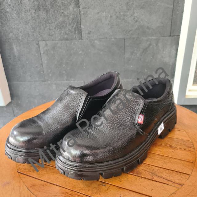 Sepatu Safety Pendek Tidak Bertali (Slop)