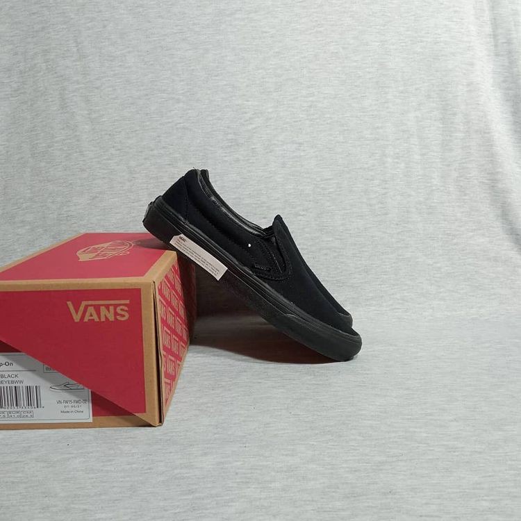 VANS SLIP ON ALL BLACK
