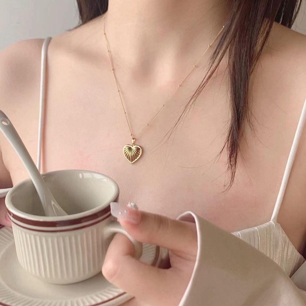 Mxbeauty Kalung Emas Mewah Indah Sederhana Rantai Klavikula Geometri Liontin Bulan Cinta Wanita Kalung Gaya Korea Kalung
