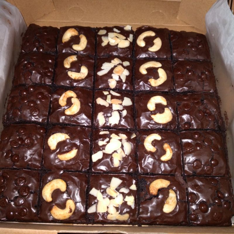 

fudgy brwonies size 20x20,toping mete,almond,chococip isi 25 potong