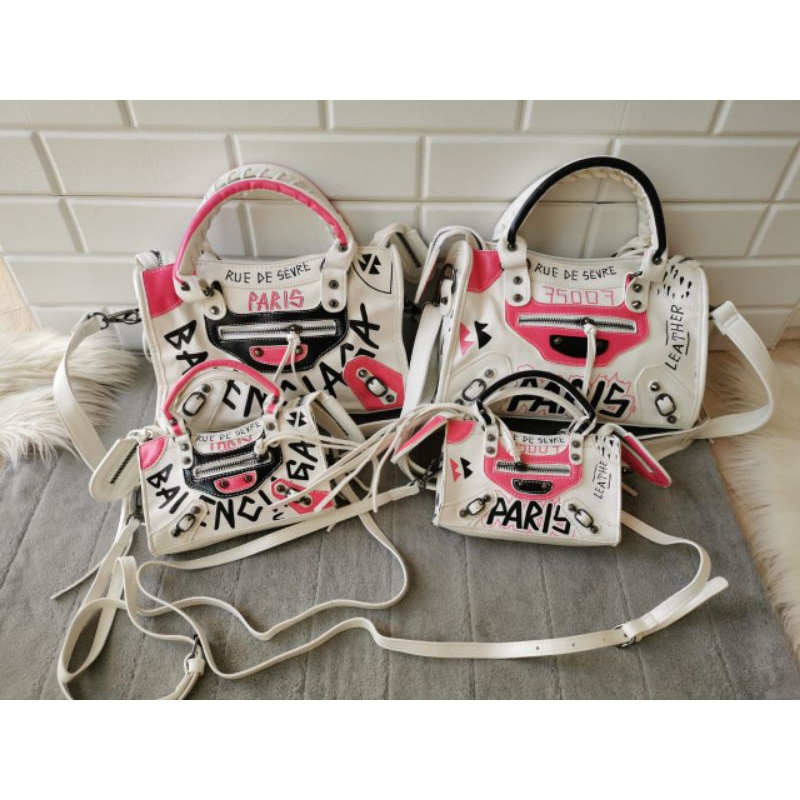 

TAS SELEMPANG WANITA GRAFITTI 18cm NANO & 28CM WHITE PINK TAS WANITA