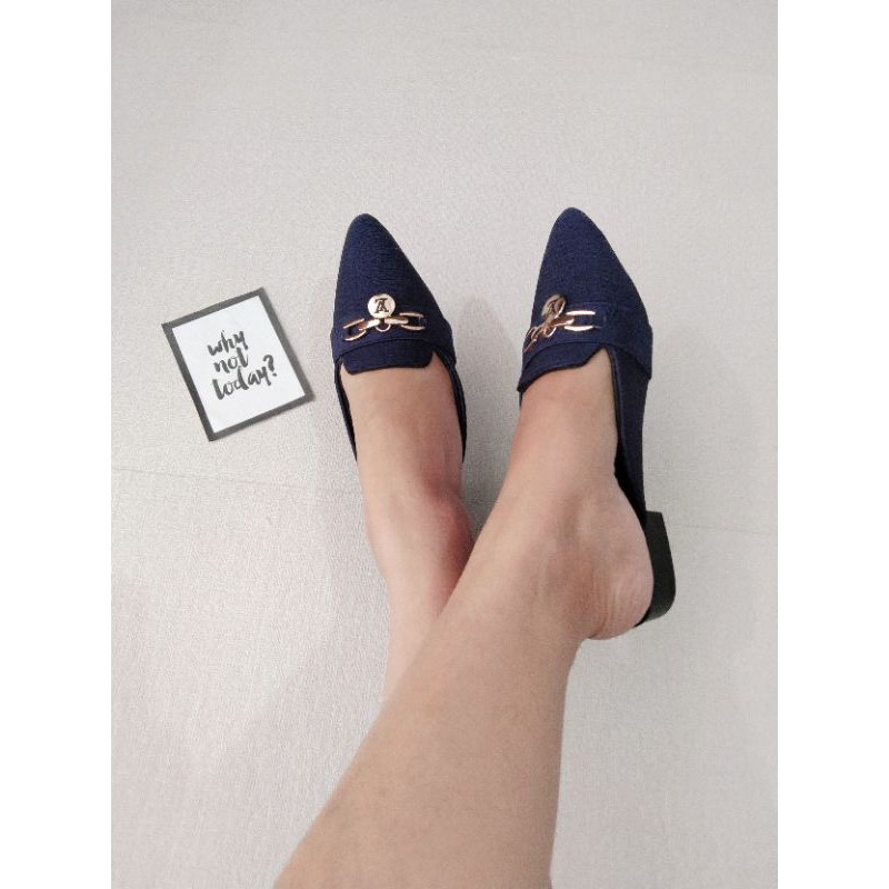 SALE... SALE... SALE... LOUISDEAR sendal flat heel 2 cm bahan satin B65