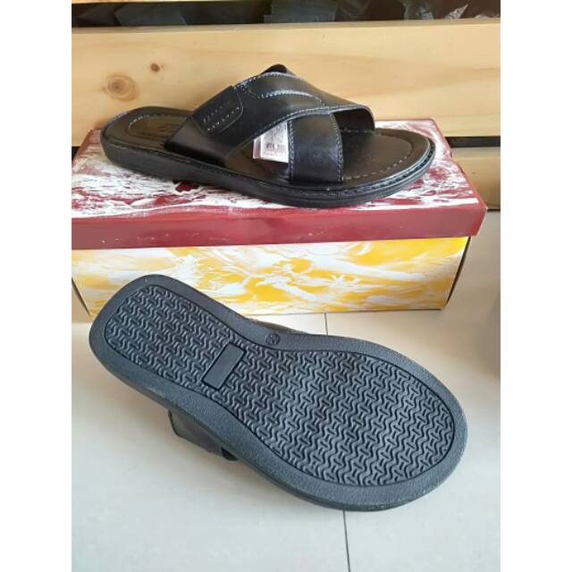 Sendal pria lacoste