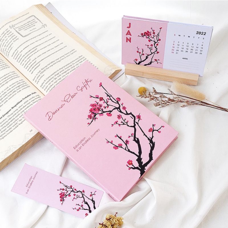 

[Minimalis Set] Notebook Hardcover A5 Premium Mini Kalender Meja Unik 2024 Notebook Isi Polos Bookpaper Cream Buku Catatan Sekolah Buku Tulis Agenda Jurnal Book Planner Book Hampers Natal dan Tahun Baru
