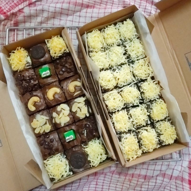 

2 box fudgy brownies camilan cokelat keluarga nonton movie santai isi 18 potong bebas pilih topping
