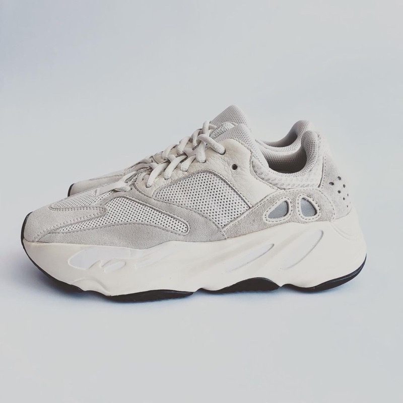 yeezy 700 9.5