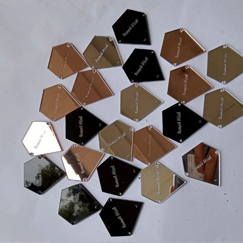 

50 pcs label akrilik diamond 2x2 cm