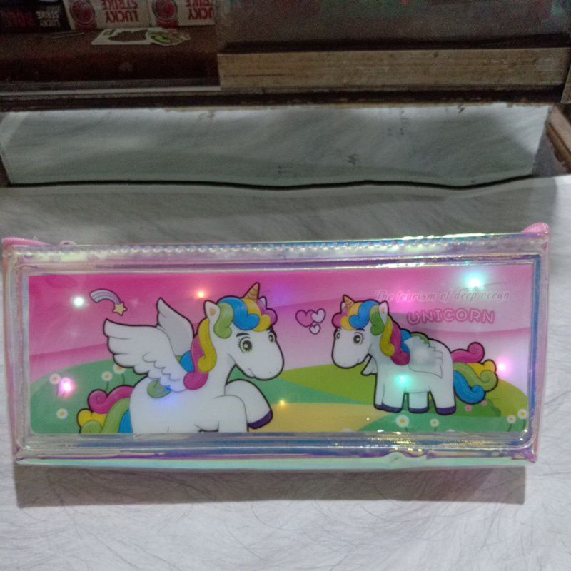 

Tempat pensil hologram LED motif unicorn