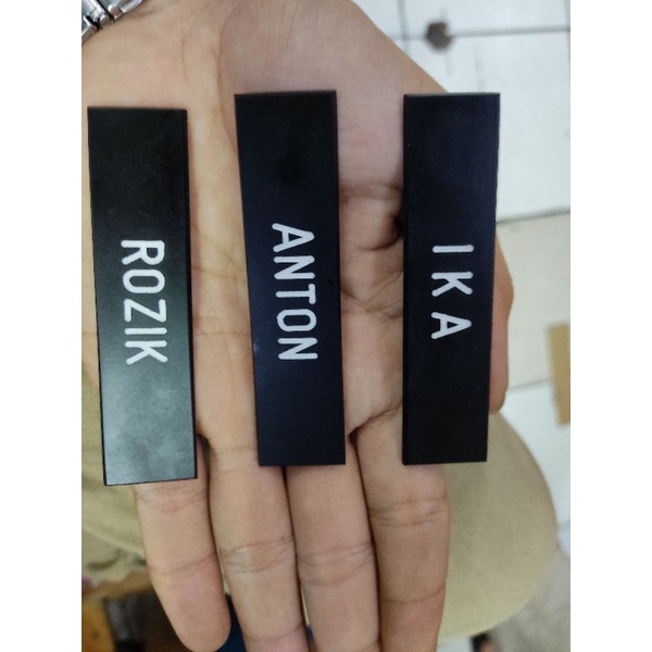 

Papan nama dada hitam doff -peniti
