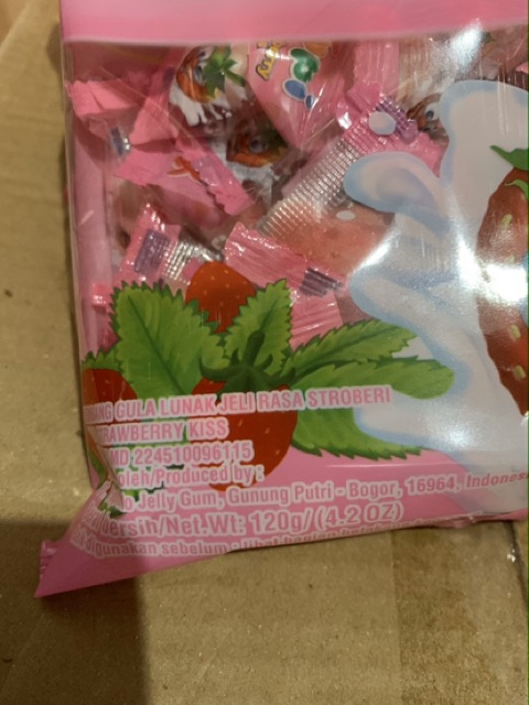 permen Yupi Strawberry Kiss Pack 120 gram
