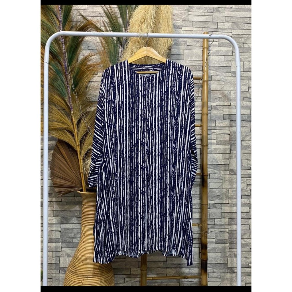 Tunik Jumbo Rayon Motif Garis Vertikal Kesan Tinggi