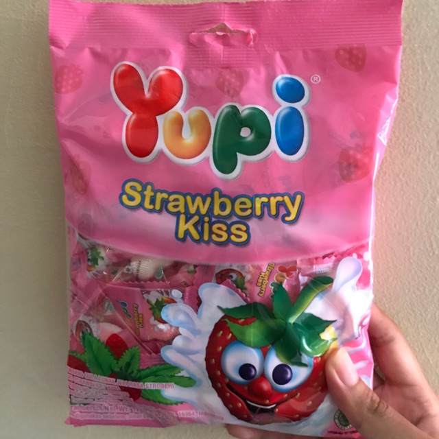 

Permen Yupi Strawberry Kiss (love) isi 50pcs