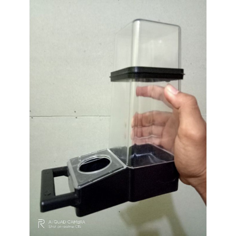 Cepuk Dispenser Wadah Pakan