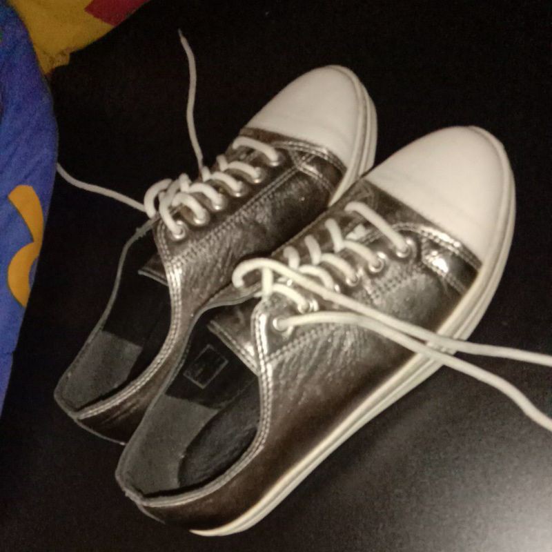 sepatu sneaker Yongki Komaladi