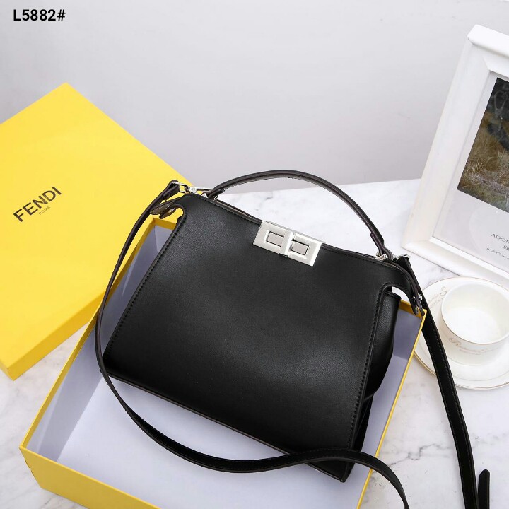 TAS FENDI PEEKABOO