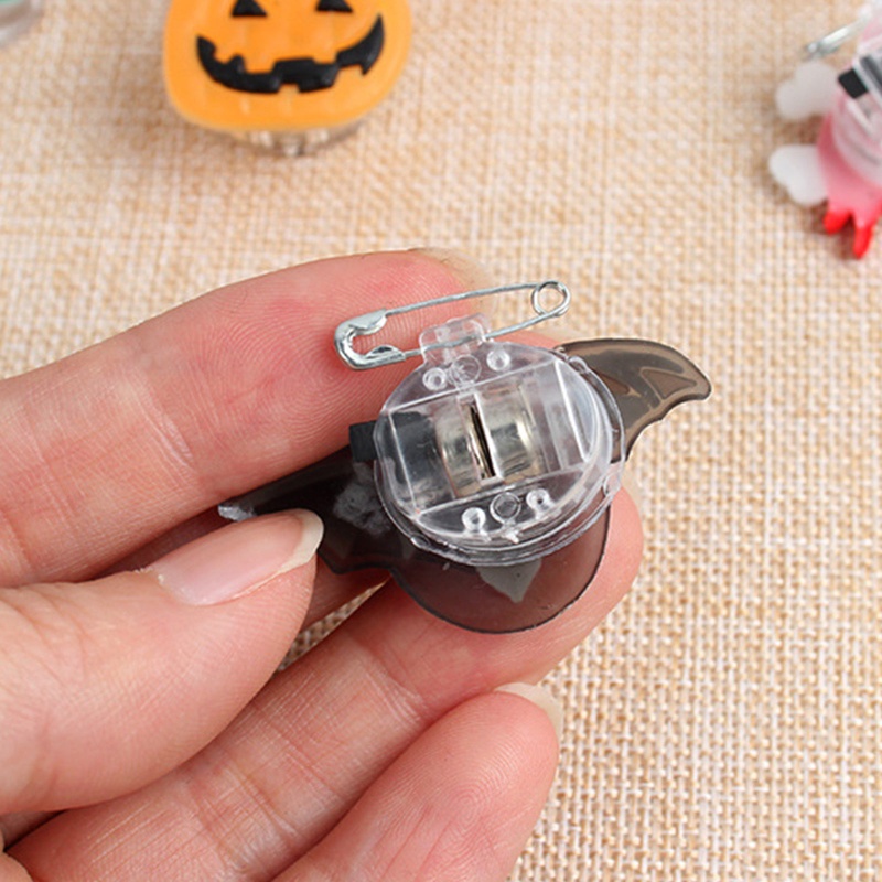 25pcs Pin Lencana LED Glowing Untuk Properti Panggung Pesta Halloween