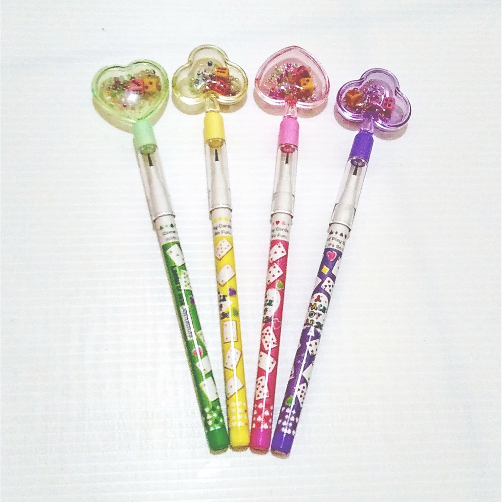 

Pensil Cabut Pensil motif kartu remi dengan pilihan Heart, Spade, dan Club