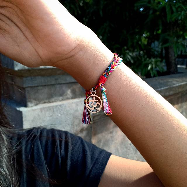 Gelang Sangadatu Split Jalin Omkara / Gelang Pura Besakih / Gelang Asli Bali / Gelang Sangadatu Original Khas Bali / Gelang Sembilan Warna / Gelang 9 Warna / Gelang Khas Bali / Oleh Oleh bali Murah / Pengerajin Bali / Craft Dewata