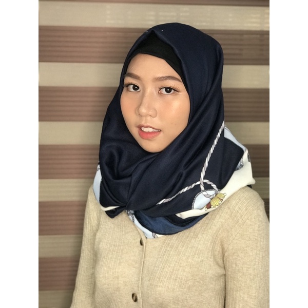 Hijab bermotif polos warna navy biru