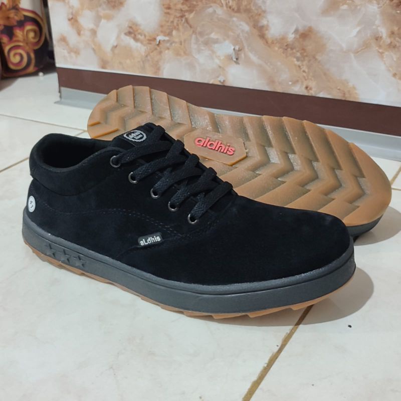 Sepatu Cowok Keren Terbaru 2023 Sneakers Pria Original Lokal Kets Casual Hitam Putih Buat Gaya