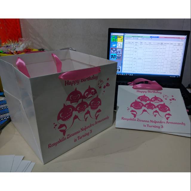 

Paperbag sablon ivory putih kotak uk 20x20x18
