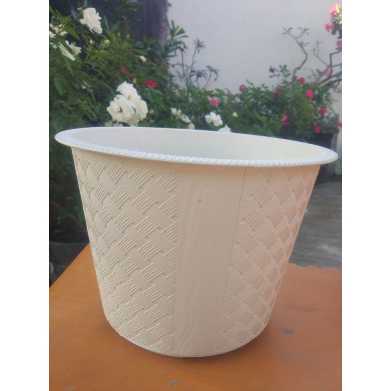 pot bunga ivory warna putih ukuran 18cm