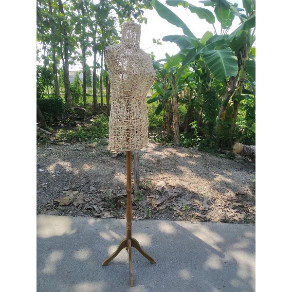 manekin rotan owol tiang kayu