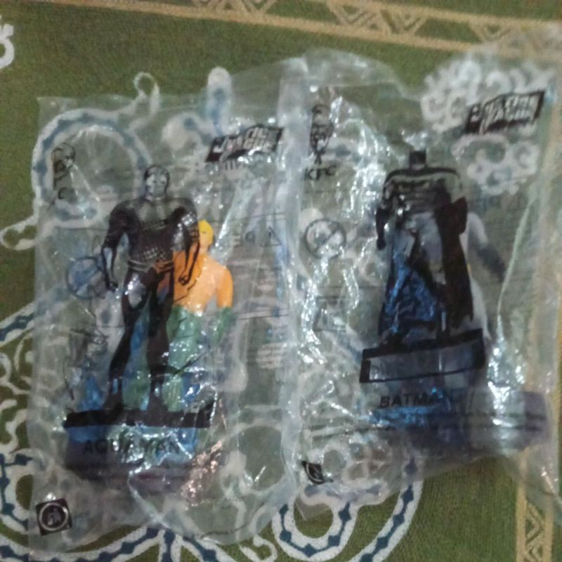 mainan KFC justice league (sepaket isi 2 batman n aquaman)