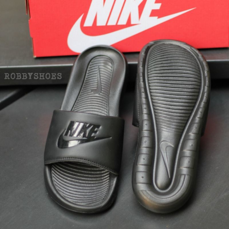 Sandal Nk Victory One Full Black Original / Sandal Nk Victory One / Sandal Slide Pria / Sandal Slide Hitam Polos / Sandal Pria Original / Sendal Nk Victory One