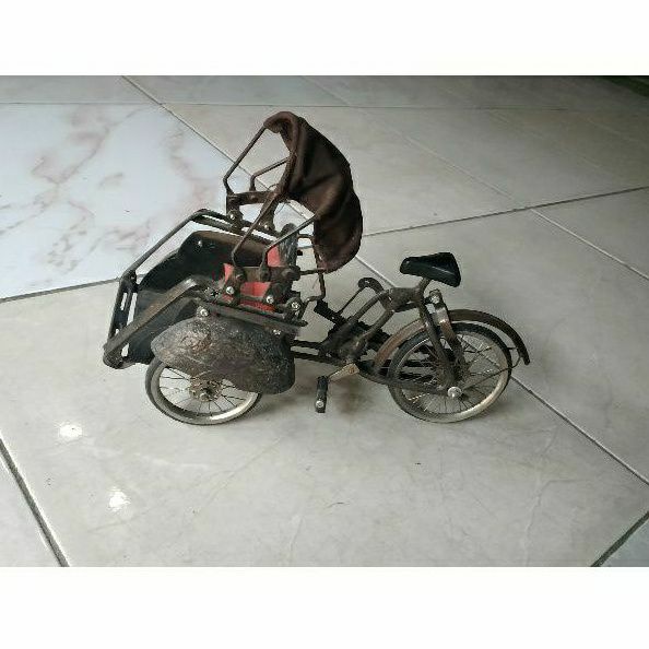 Miniatur Hiasan Ruanga Model Becak Antik
