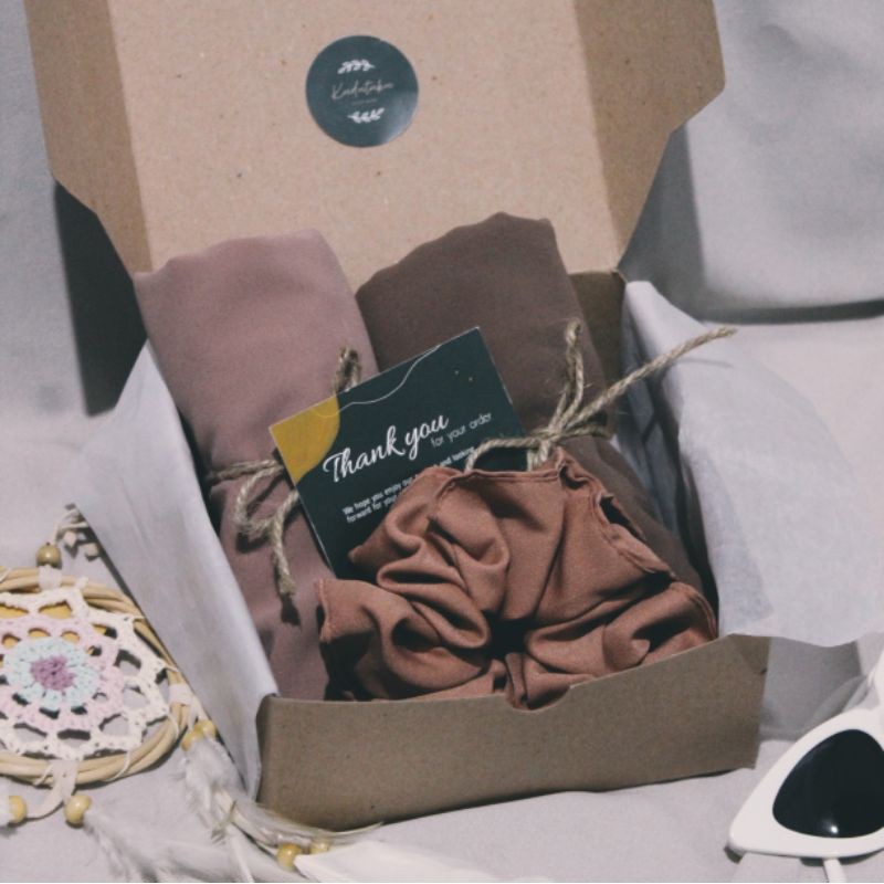 

Gift Box Hijab/ Hampers Hijab Pashmina