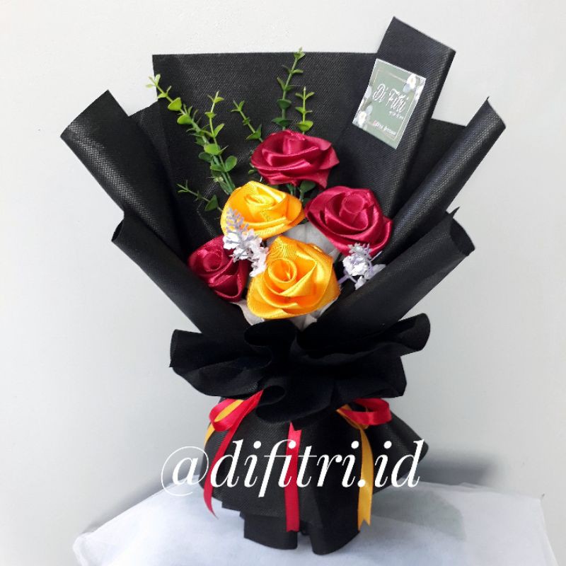 Buket bunga satin/buket wisuda/buket satin