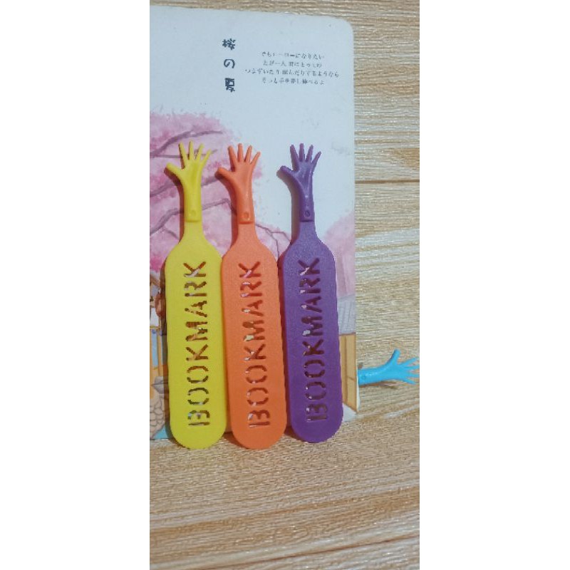 

Bookmarker Plastik Bentuk Tangan