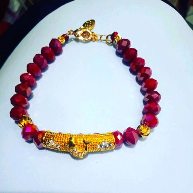 Gelang kristal merah marun